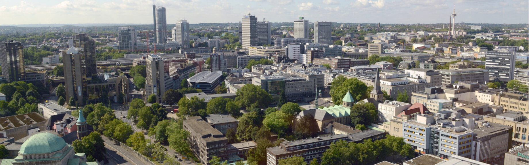 Panoramaaufnahme von Essen - Rathaus in Richtung Skyline rund um den Hauptbahnhof 