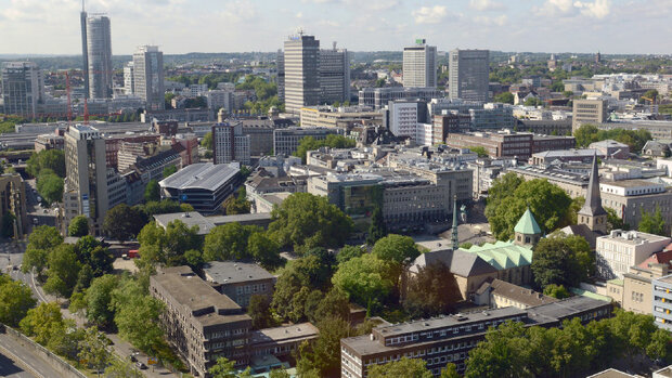 Panoramaaufnahme von Essen - Rathaus in Richtung Skyline rund um den Hauptbahnhof 