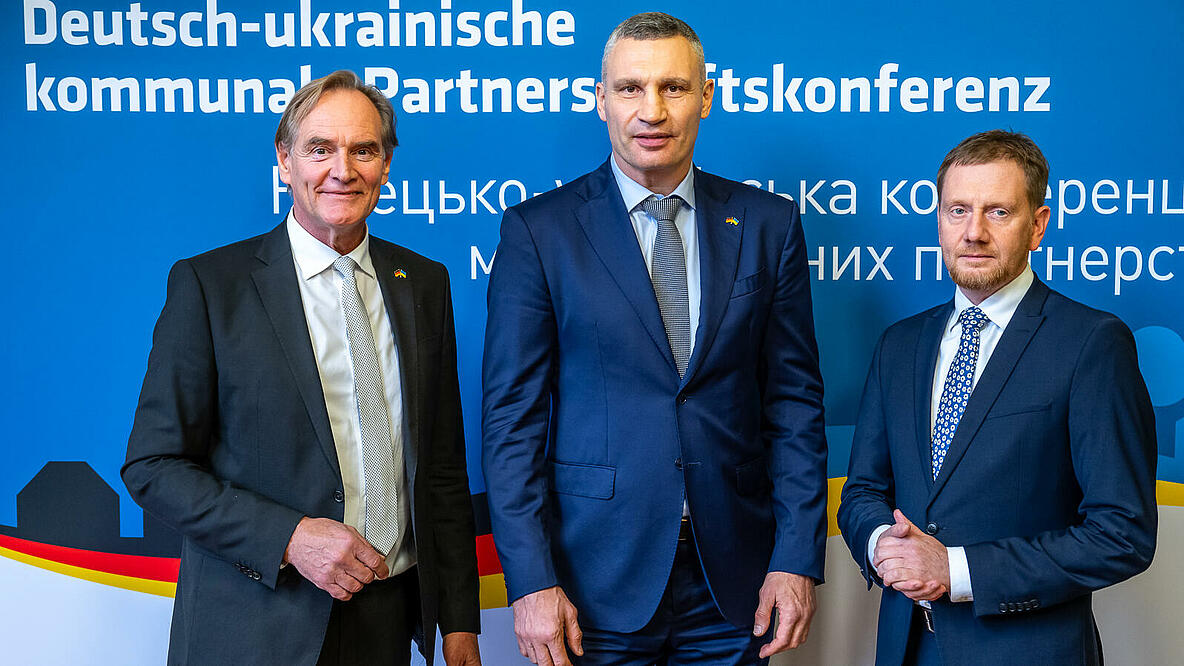 Burkhard Jung (von links), Vizepräsident des Deutschen Städtetages, Vitaliy Klitschko, Oberbürgermeister der Stadt Kyjiw und Vorsitzender der Association of Ukranian Cities und der sächsische Ministerpräsident Michael Kretschmer bei der deutsch-ukrainischen kommunalen Partnerschaftskonferenz