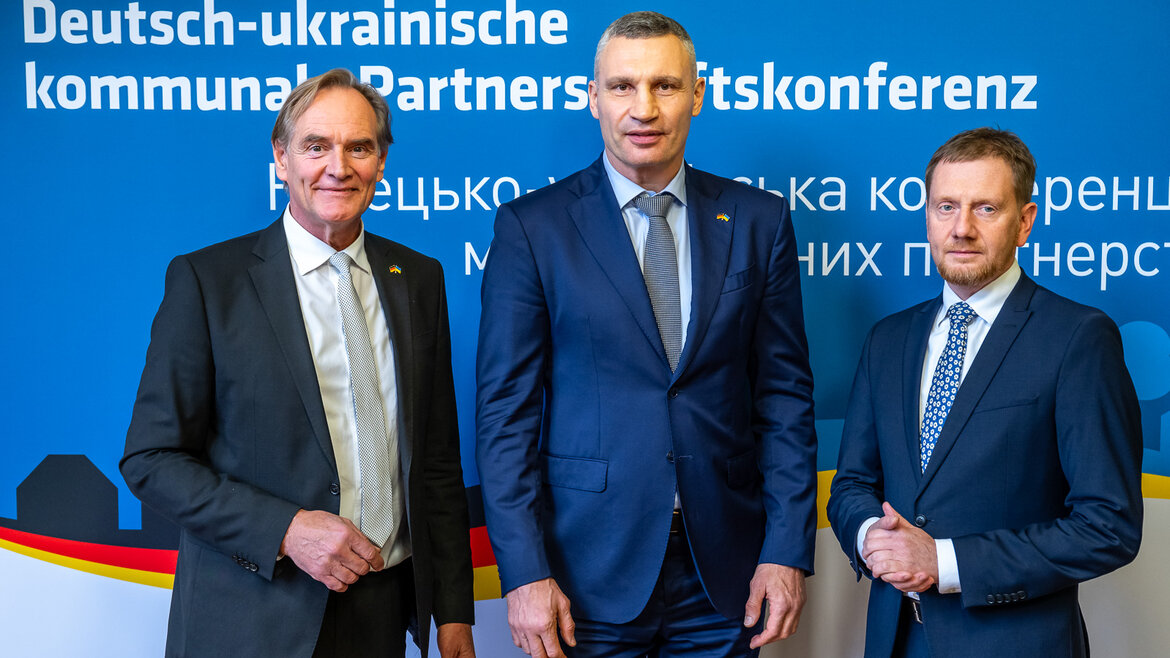 Burkhard Jung (von links), Vizepräsident des Deutschen Städtetages, Vitaliy Klitschko, Oberbürgermeister der Stadt Kyjiw und Vorsitzender der Association of Ukranian Cities und der sächsische Ministerpräsident Michael Kretschmer bei der deutsch-ukrainischen kommunalen Partnerschaftskonferenz