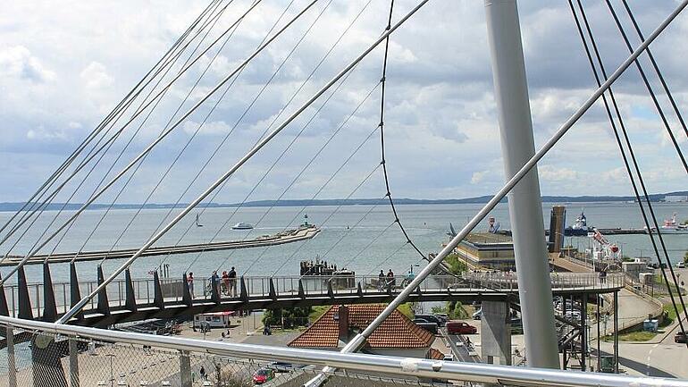 Sassnitz mit Blick auf die Hafenmole mit Leuchtturm