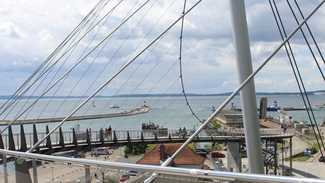 Sassnitz mit Blick auf die Hafenmole mit Leuchtturm