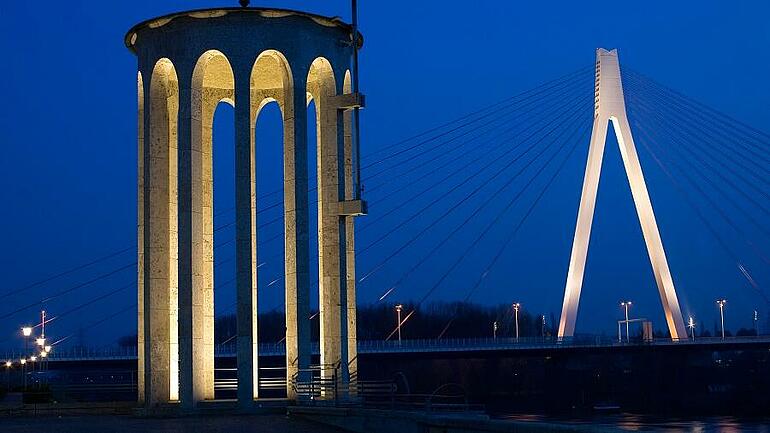 Nachtaufnahme des Neuwieder Pegeltrums mit der Raiffeisenbrücke