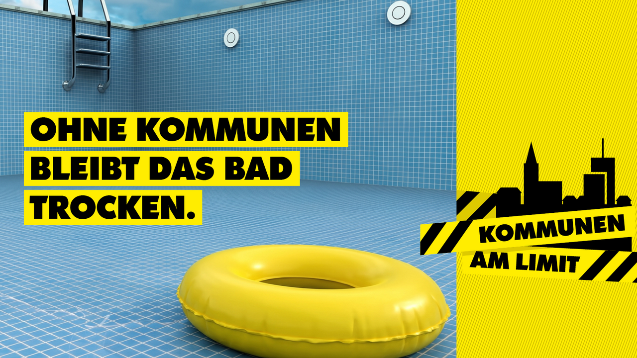 Kampagnenmotiv zum Aktionstag "Kommunen am Limit": Blau gekacheltes, leeres Schwimmbecken, auf dem Grund liegt ein gelber Schwimmring, darüber der Slogan "Ohne Kommunen bliebt das Bad trocken"