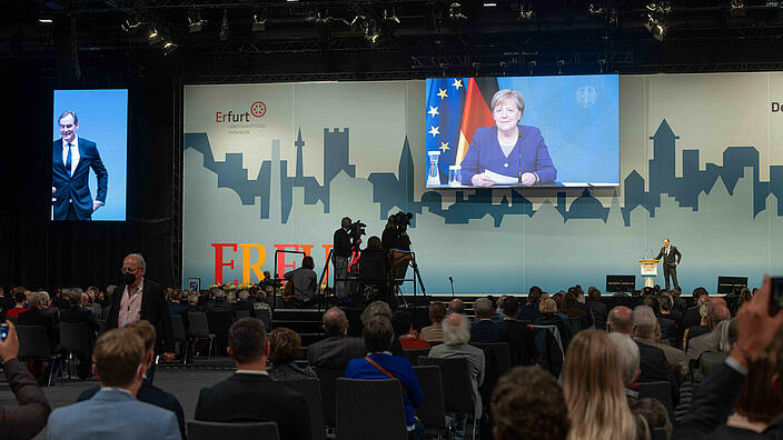 AAngela Merkel, Bundeskanzlerin der Bundesrepublik Deutschland, virtuell zugeschaltet, im Gespräch mit  Städtetagspräsident Burkhard Jung, dieser auf der Bühne und auf Leinwand links.  