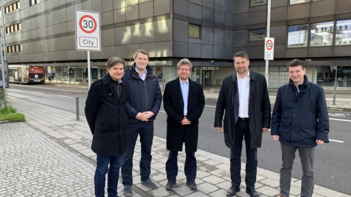 Oberbürgermeister Uwe Conradt (2. v. r.) gemeinsam mit Vertretern der Stadtverwaltung von Saarbrücken bei der Vorstellung der flächendeckenden Tempo-30-Zone in der Innenstadt.
