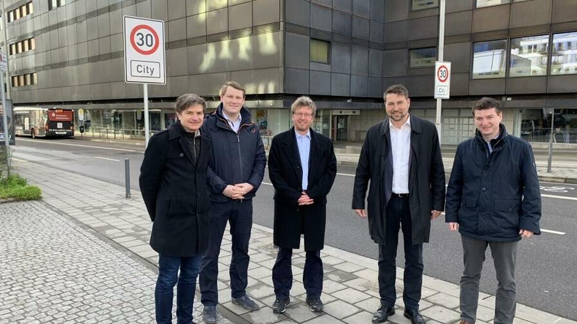 Oberbürgermeister Uwe Conradt (2. v. r.) gemeinsam mit Vertretern der Stadtverwaltung von Saarbrücken bei der Vorstellung der flächendeckenden Tempo-30-Zone in der Innenstadt.