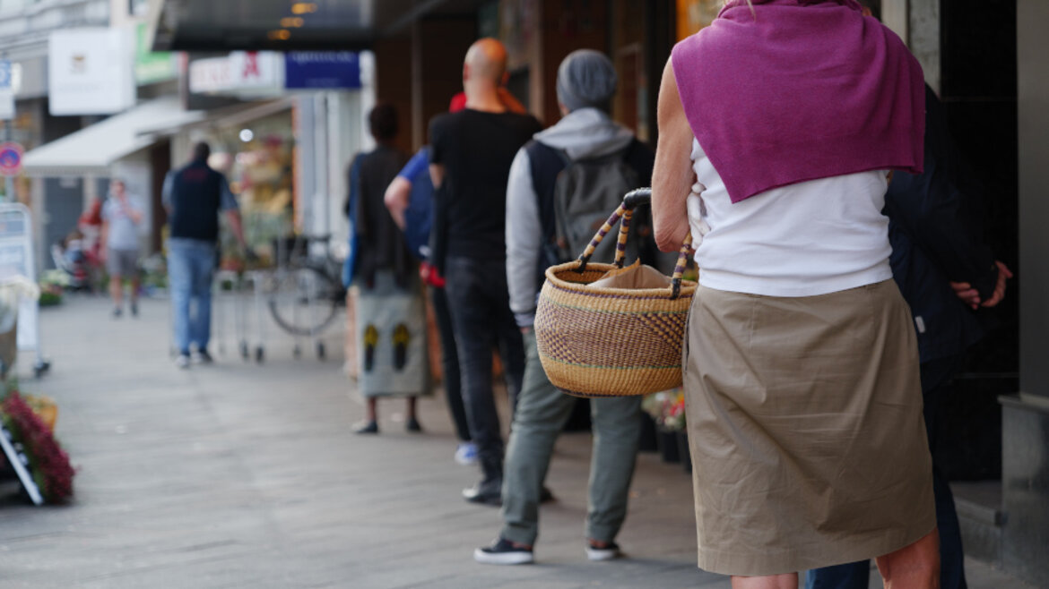 Warteschlange in einer Innenstadt