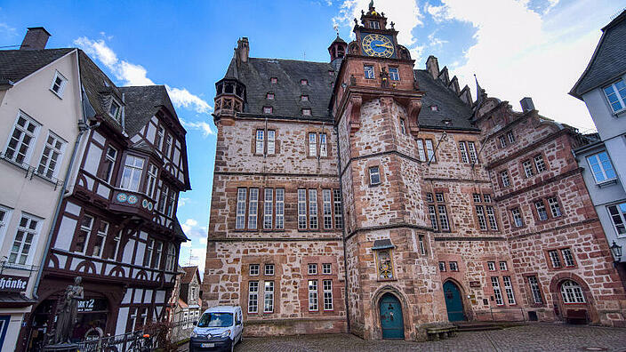Marburg - Rathaus mit Marktplatz und Fachwerkhäusern