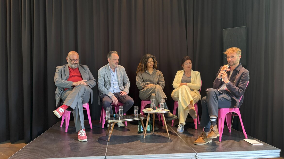 Gruppenfoto des Podiums der Diskussionsrunde beim Kulturausschuss des Deutschen Städtetages in Düsseldorf.