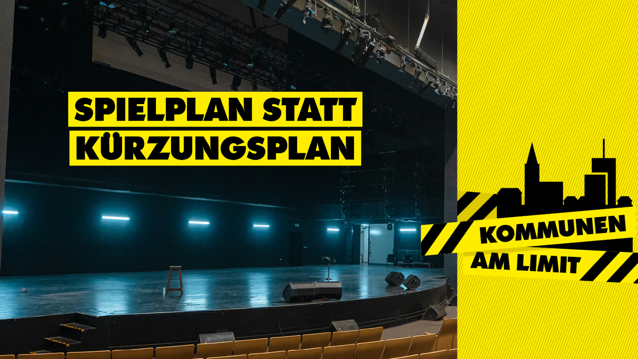 Kampagnenmotiv zum Aktionstag "Kommunen am Limit": Blick auf eine dunkle, leere Theaterbühne, darüber der Slogan "Spielplan statt Kürzungsplan"
