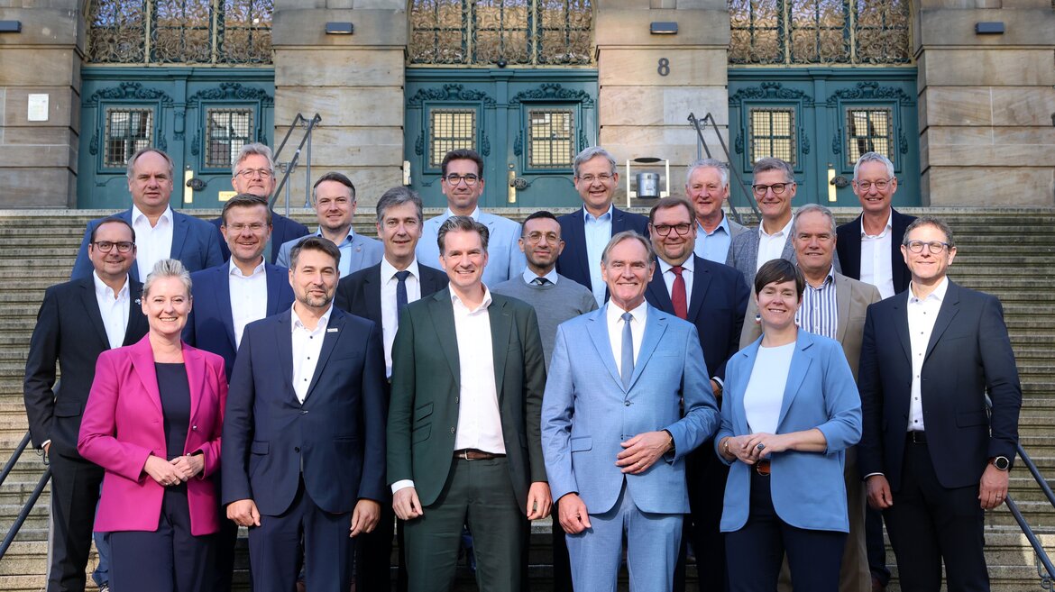 Das Präsidium des Deutschen Städtetages beim Gruppenbild vor dem Rathaus in Kassel