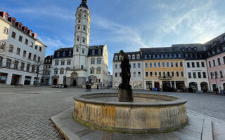 Marktplatz in Gera mit sanierten Häusern und Rathaus.