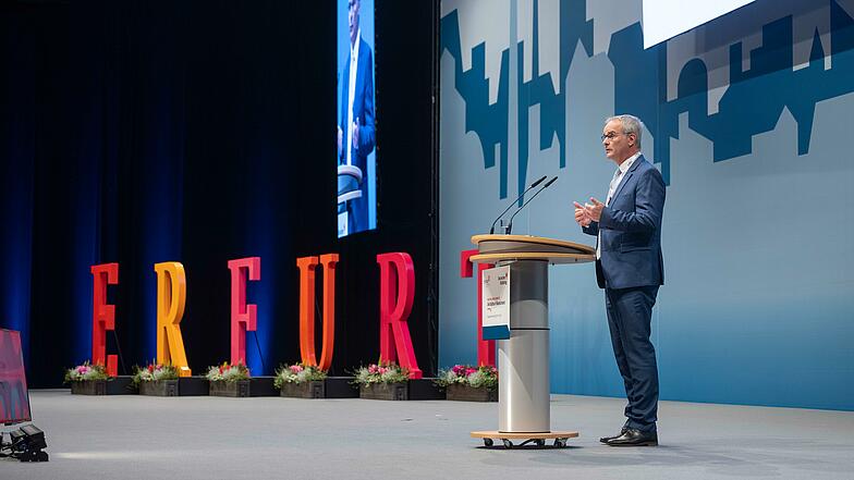 Der Hauptgeschäftsführer des Deutschen Städtetages, Helmut Dedy, spricht vor dem Plenum