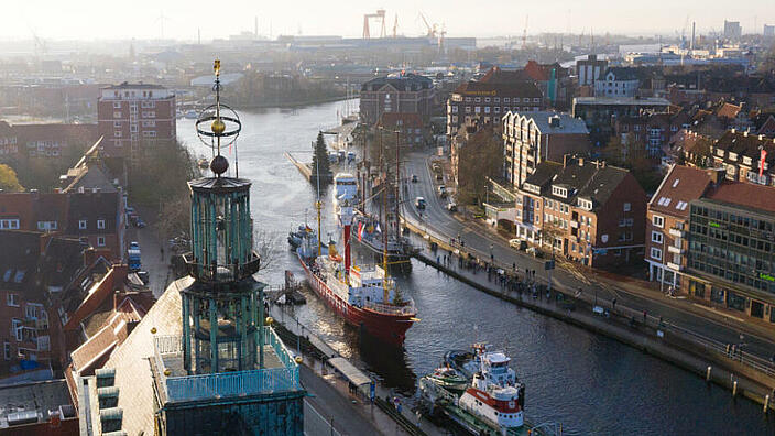 Emden - Amrumbank mit Feuerschiff sowie Rathaus