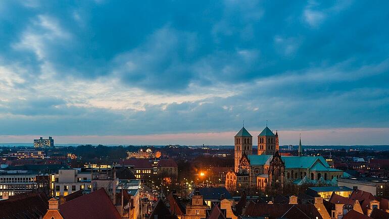 Panoramaaufnahme der Altstadt in Münster im Abendlicht.