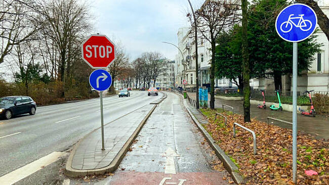 Protected Bikeline bzw. geschützte Fahrradstreifen an der Alster in Hamburg