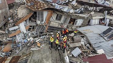 Rettungskräfte im Einsatz in der Erdbebenregion Hatay.