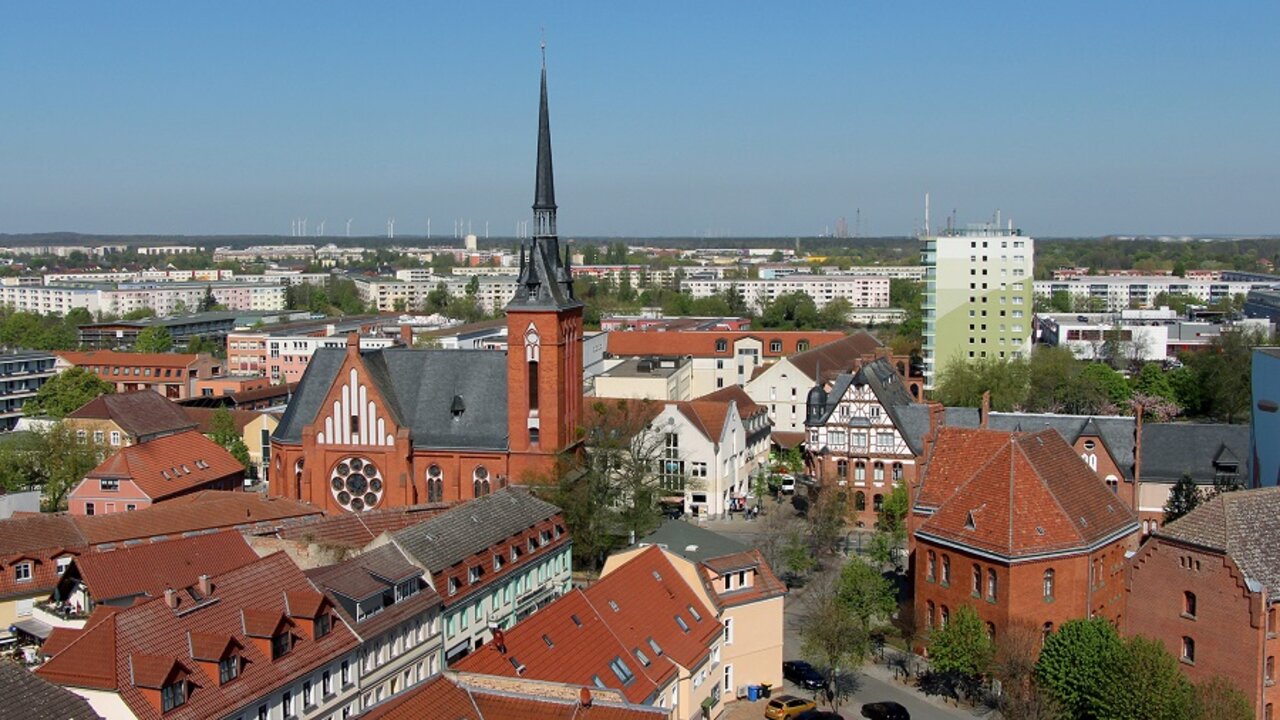 Schwedt an der Oder mit Blick auf den Vierradener Platz mit der Kirch, der Stadtmühle und dem Amtsgericht.