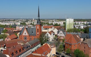 Schwedt an der Oder mit Blick auf den Vierradener Platz mit der Kirch, der Stadtmühle und dem Amtsgericht.