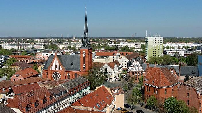 Schwedt an der Oder mit Blick auf den Vierradener Platz mit der Kirch, der Stadtmühle und dem Amtsgericht.