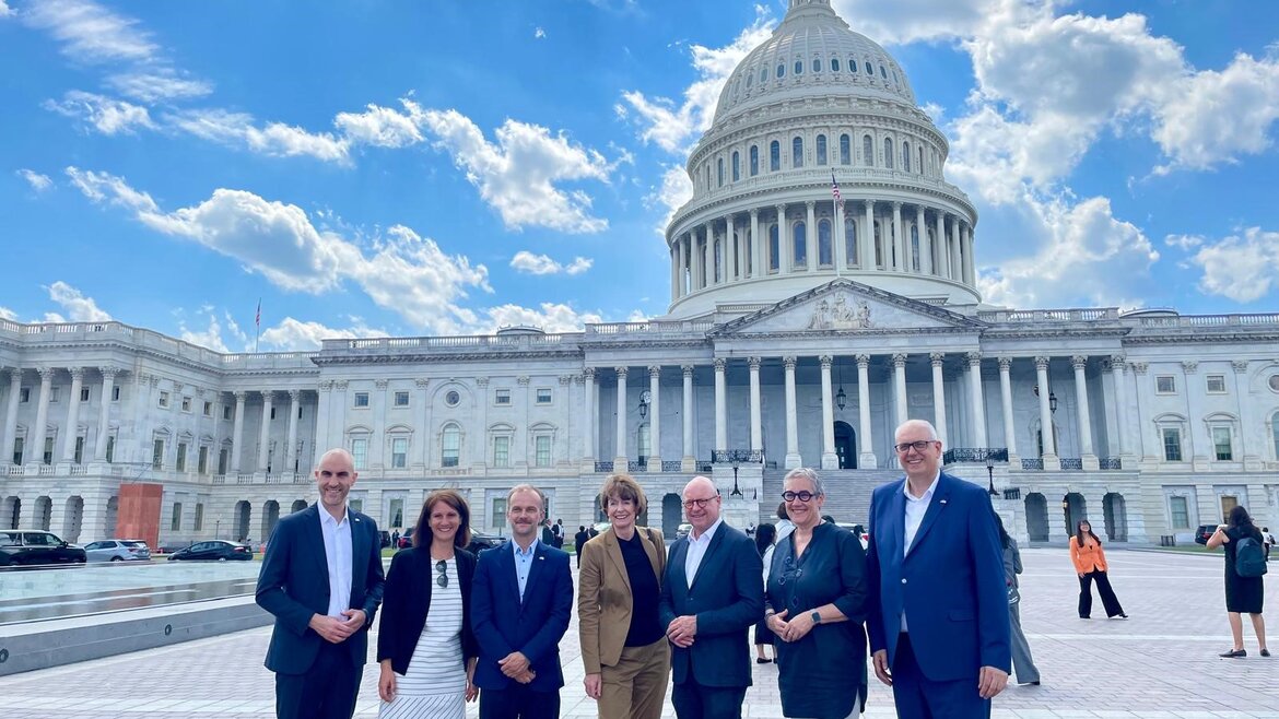 Stadtspitzen und Präsidiumsmitglieder sowie weitere Vertreterinnen und Vertreter des Deutschen Städ-tetages vor dem Capitol in Washington D.C.: Belit Onay (OB aus Hannover), Lina Furch (Leiterin Abteilung Europa und Internationales des Deutschen Städtetages), Silvio Witt (OB aus Neubrandenburg), Hen-riette Reker (OB aus Köln), Markus Lewe (Präsident des Deutschen Städtetages und OB aus Münster), Sibylle Keupen (OB aus Aachen), Andreas Bovenschulte (Bremer Bürgermeister).