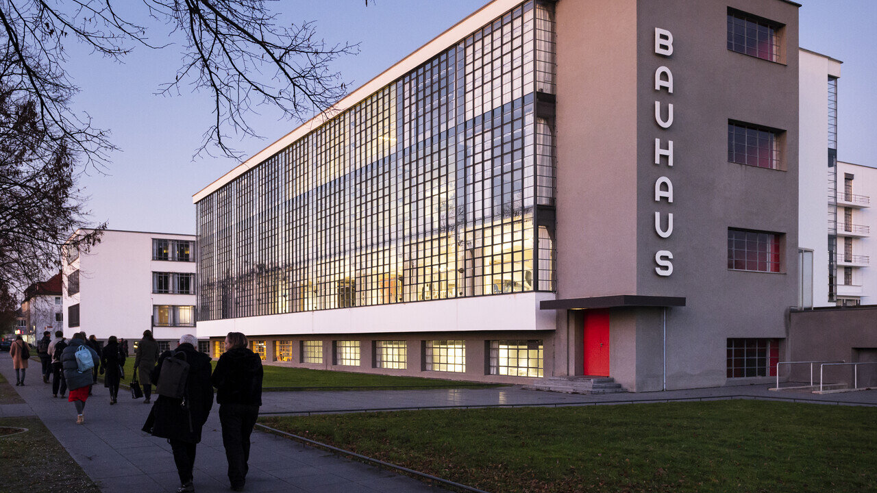 Blick auf das Gebäude des Bauhauses in Dessau