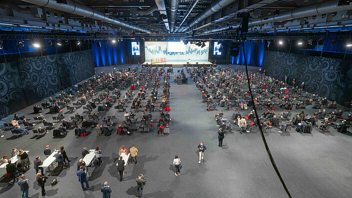 Hauptversammlung in Halle der Messe Erfurt: Blick von oben auf Plenum und Bühne