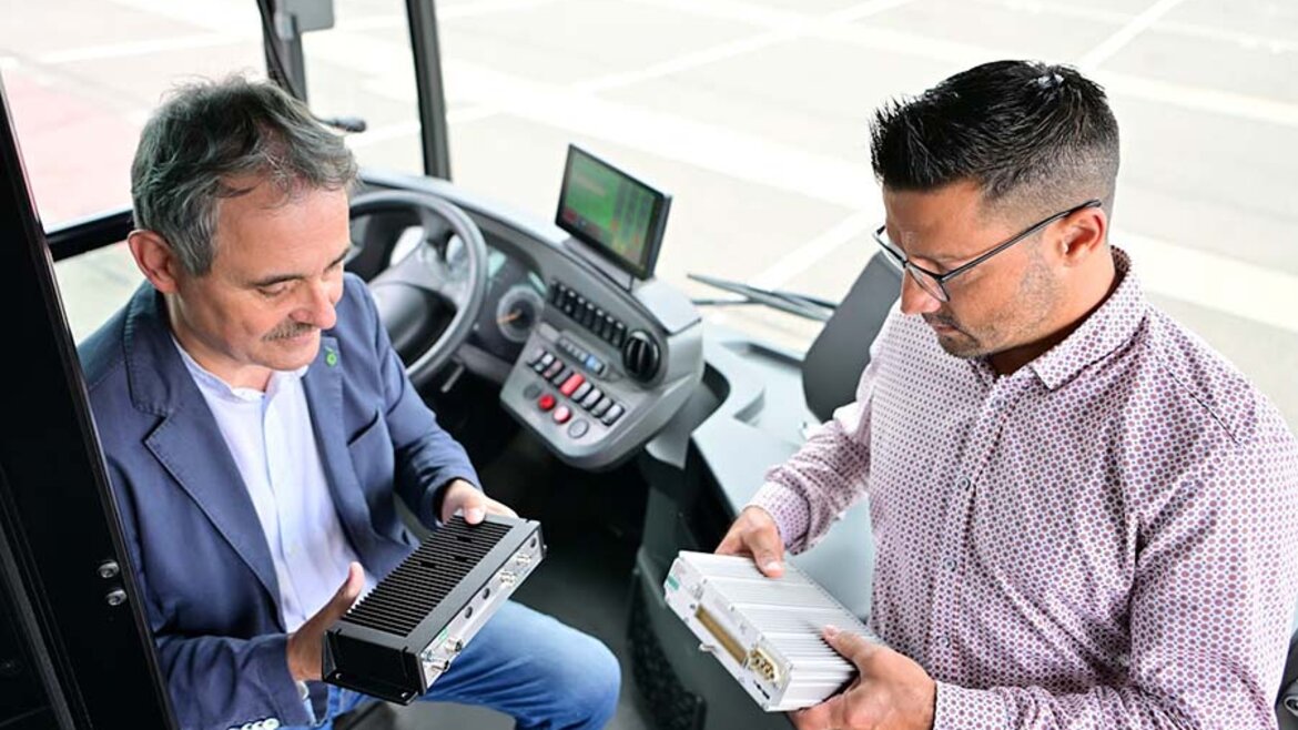 Peter Kolbert (Stadtwerke Halle) und Andreas Blümner (Stadt Halle) im Austausch über die neue Bordtechnik, den schwarzen "Com Gateway" und den silbernen Bordrechner.