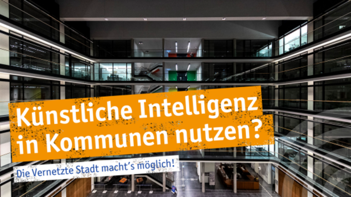 Ein weißer Schriftzug auf orangenem Hintergrund vor einem Forschungsgebäude von innen.