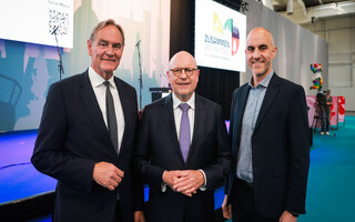 Gruppenbild mit (v.l.): Städtetags-Vizepräsident Burkhard Jung, Städtetagspräsident Markus Lewe und der gastgebende Oberbürgermeister Belit Onay vor Beginn der Hauptversammlung in Hannover