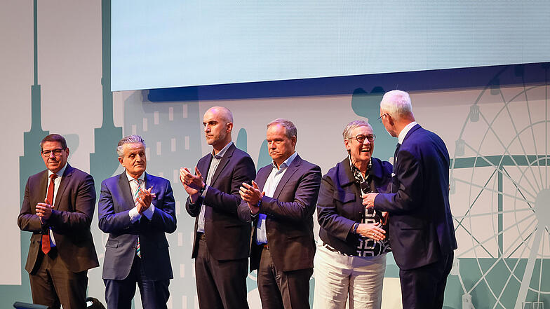 André Stahl, Frank Nopper, Belit Onay, Eckart Würzner, Sibylle Keupen und Wolfram Leibe stehen auf einer Bühne.