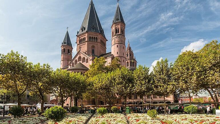 Mainz - der Liebfrauenplatz mit dem St.-Martin-Dom im Hintergrund