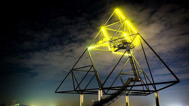 Tetraeder von Bottrop bei Nacht - Die ungewöhnlichste Pyramide im Ruhrgebiet.