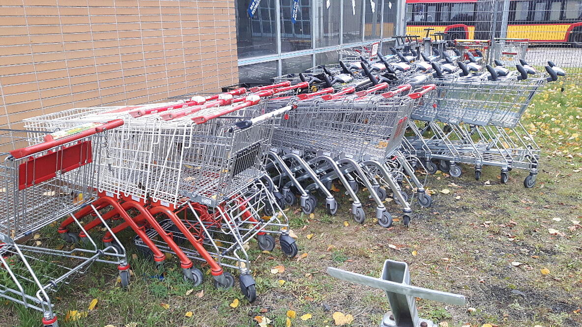 Eine Ansammlung von Einkaufswagen.