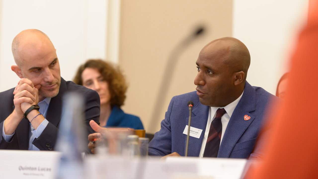 Oberbürgermeister Belit Onay aus Hannover und Bürgermeister Quinton D. Lucas aus Kansas City (USA).