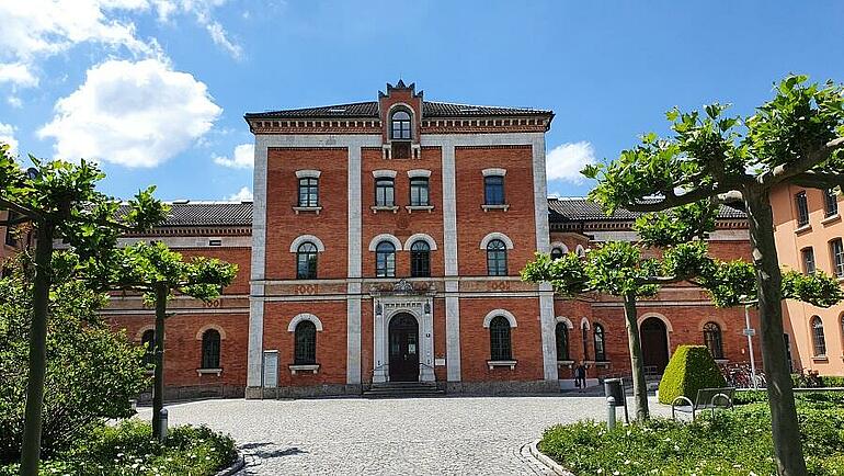 Das Rathaus von Rosenheim mit Vorplatz