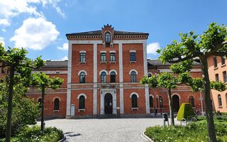 Das Rathaus von Rosenheim mit Vorplatz