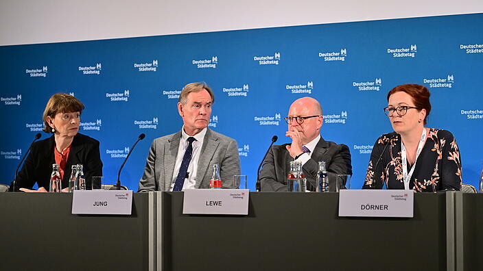 (v.l.n.r.): Henriette Reker, Oberbürgermeisterin der gastgebenden Stadt Köln; Burkhard Jung, Vizepräsident des Deutschen Städtetages; Markus Lewe, Präsident des Deutschen Städtetages; Katja Dörner, Vizepräsidentin des Deutschen Städtetages bei der Abschluss-Pressekonferenz der Hauptversammlung des Deutschen Städtetages am 23. Mai 2023 in Köln 