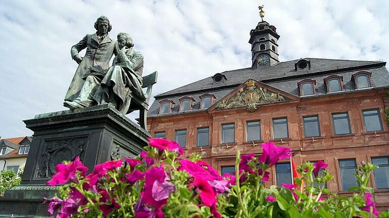 Hanau - Brüder-Grimm-Denkmal vor dem Rathaus mit Blumen