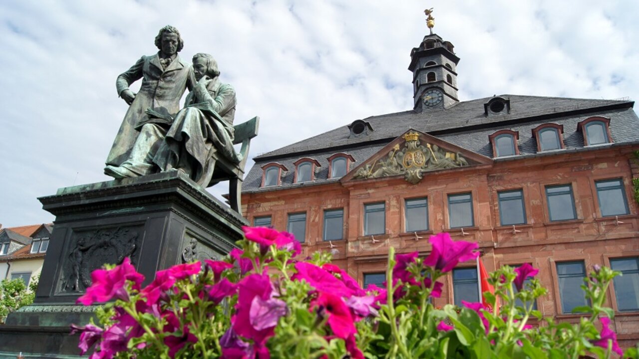 Hanau - Brüder-Grimm-Denkmal vor dem Rathaus mit Blumen