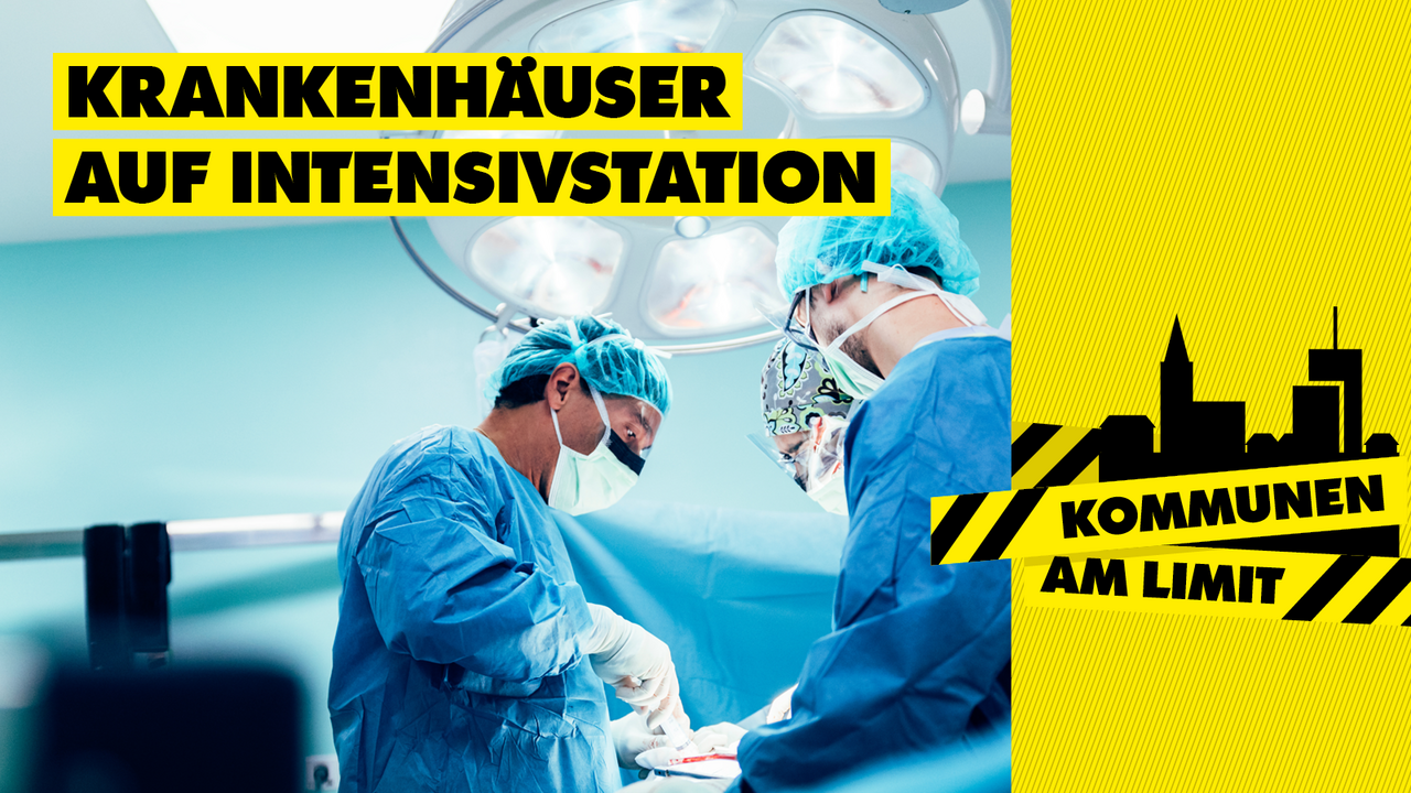 Kampagnenmotiv zum Aktionstag "Kommunen am Limit": Blick in einen OP mit Ärzteteam bei einer Operation, darüber der Slogan "Krankenhäuser auf Intensivstation"