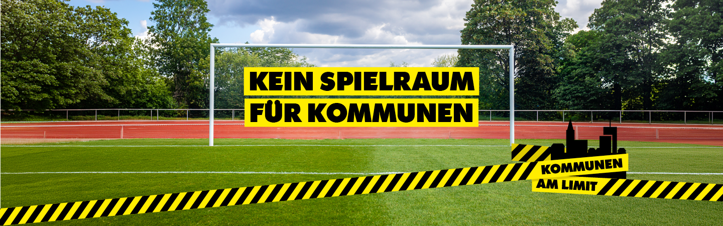 Kampagnenmotiv zum Aktionstag "Kommunen am Limit": Leeres Tor auf Fußballplatz, darüber der Slogan "Kein Spielraum für Kommunen"