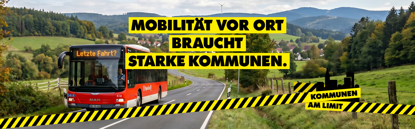 Kampagnenmotiv zum Aktionstag "Kommunen am Limit": Roter Bus fährt über Land auf einer Straße, im Zielanzeiger die Anzeige "Letzte Fahrt?", darüber der Slogan "Mobilität vor Ort braucht starke Kommunen"
