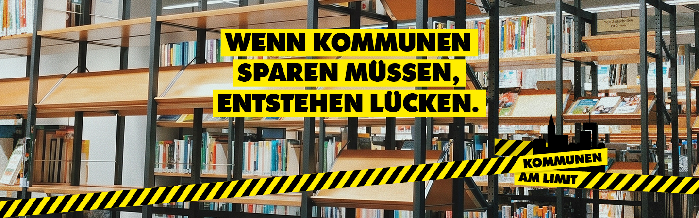 Kampagnenmotiv zum Aktionstag "Kommunen am Limit": Blick auf leere Regale in einer Bibliothek, darüber der Slogan "Wenn Kommunen sparen müssen, entstehen Lücken"
