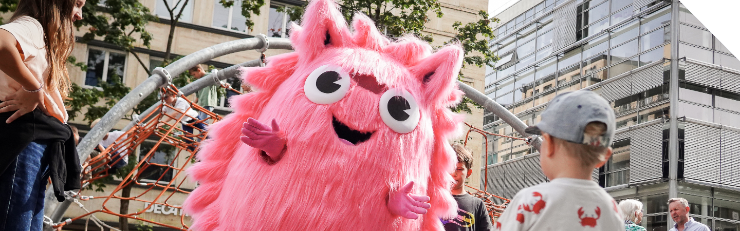 Cover-Motiv der Ausgabe 4|2026 von Städtetag aktuell zum Schwerpunkt Gesundheit: Maskottchen "Wuschel" eröffnet den Platz der Kinderrechte in Stuttgart.