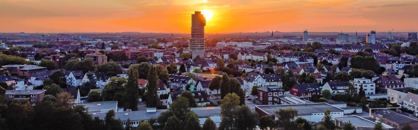 Bochum - Panoramaaufnahme der Innenstadt bei Sonnenuntergang