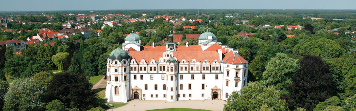 Celle - Luftbild von Celle mit dem Schloss im Vordergrund