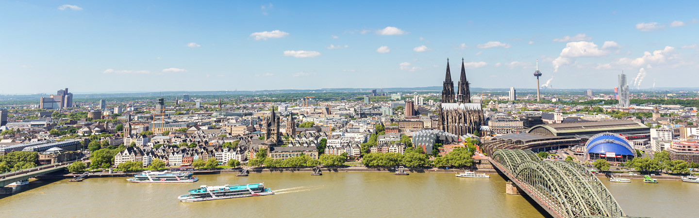 Köln - Panoramaaufnahme mit dem Dom und der Hohenzollernbrücke
