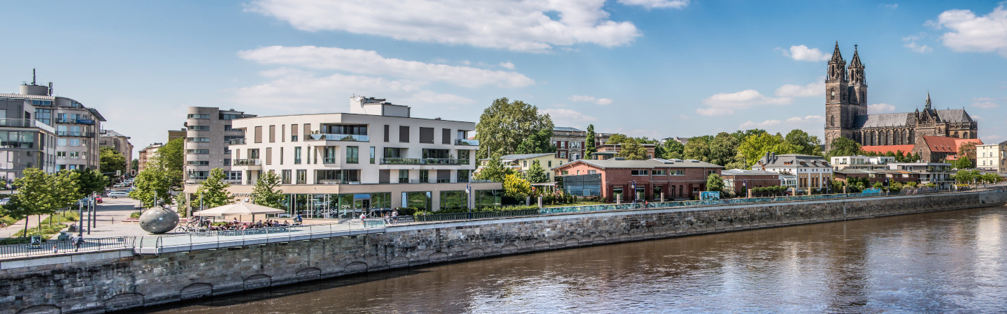 Panoramaaufnahme des Elbufers von Magdeburg